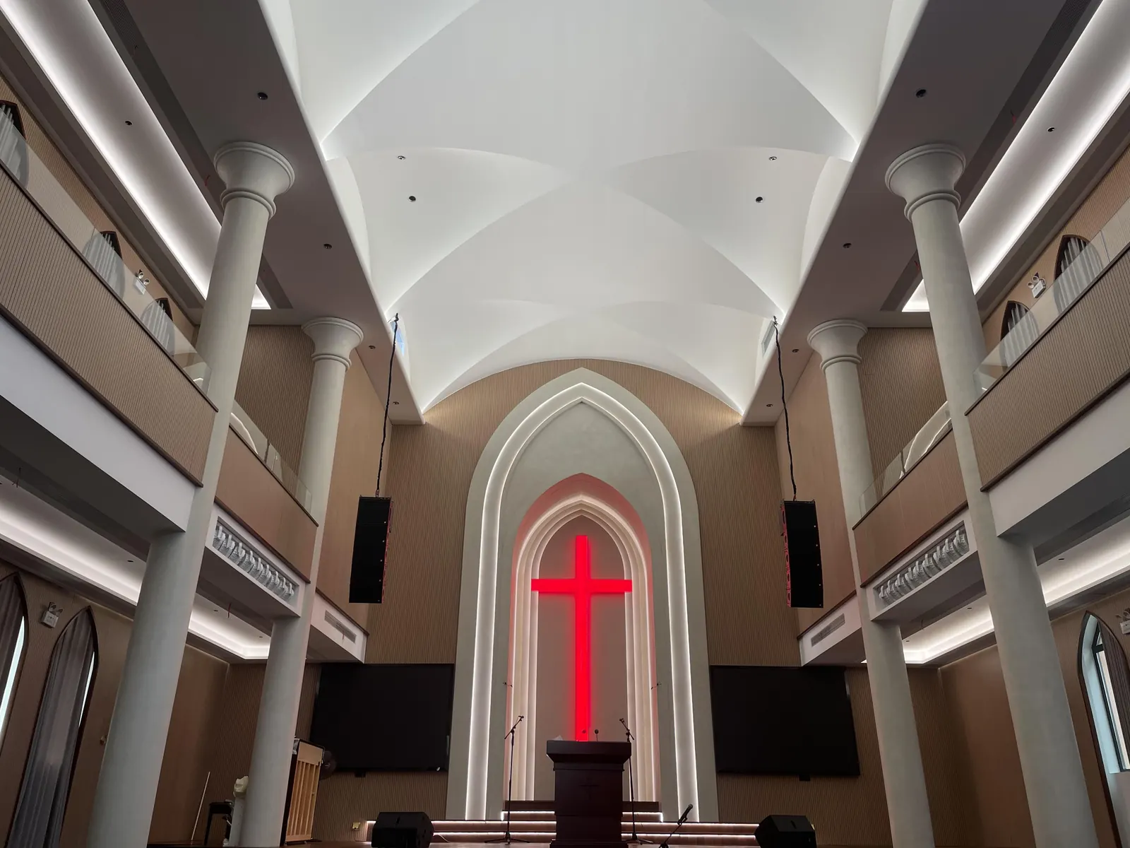 Church sanctuary, Taizhou — image 1