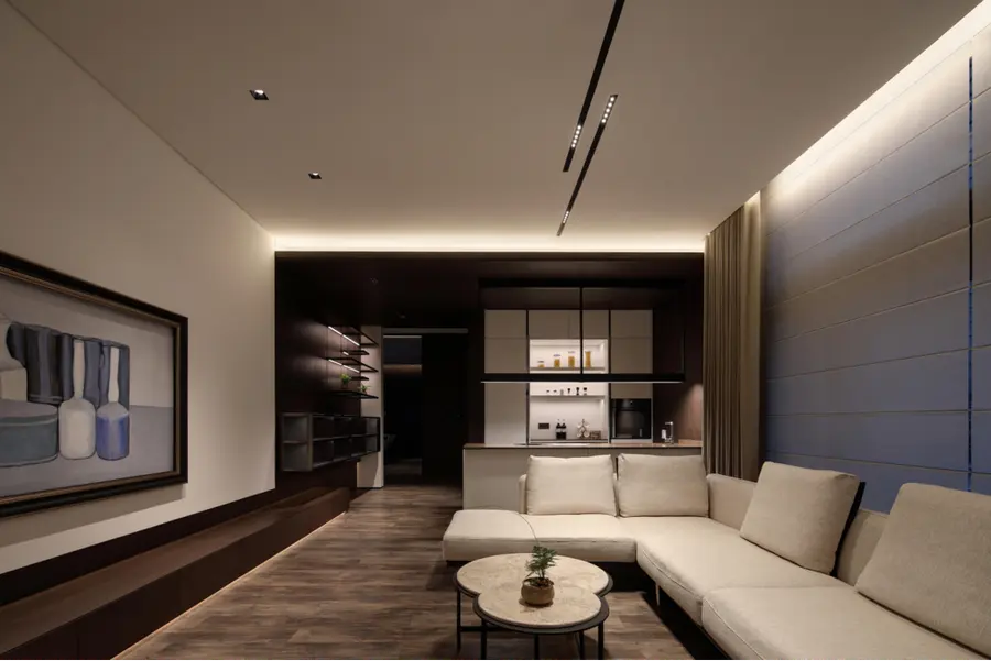Hospitality & Interior Features